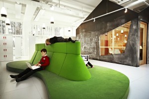 The-organic-Sitting-Islands-are-designed-specially-for-the-childrens-work-with-labtops_Design-RosanBosch_Photo-Kim-Wendt
